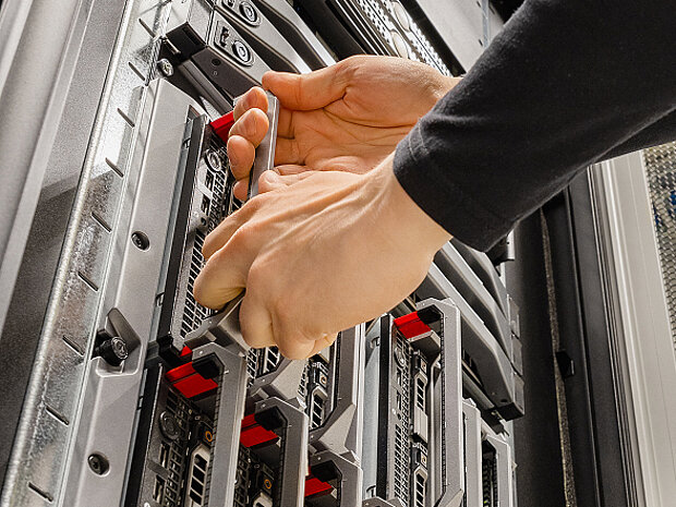 Mitarbeiter arbeitet am Server